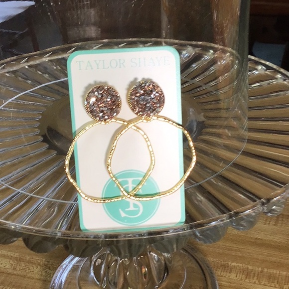 TAYLOR SHAYE EARRINGS❤️ - Picture 2 of 4
